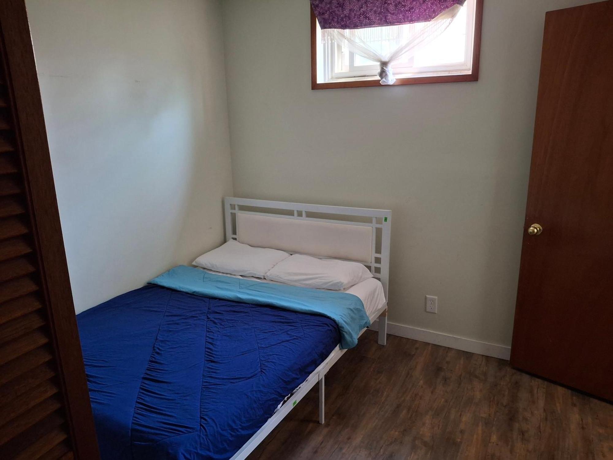 Two Bedroom Walkout Basement By Southgate Center Edmonton, Close To Lrt & U Of A! Apartment Edmonton