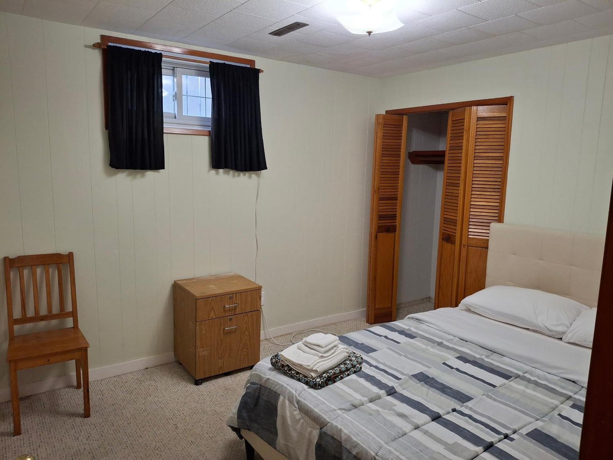 Two Bedroom Walkout Basement By Southgate Center Edmonton, Close To Lrt & U Of A! Apartment Edmonton